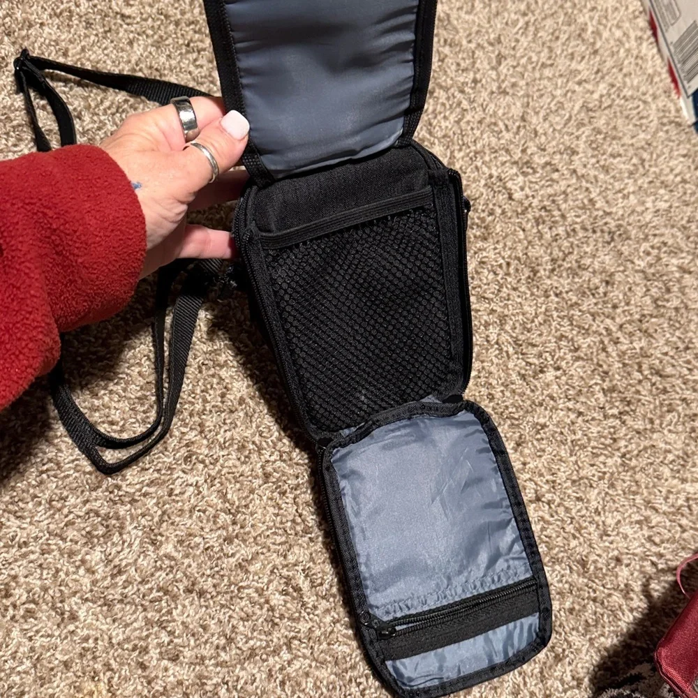 Samsonite camera bag / travel bag w/removeable strap & plenty of pockets - EUC!
